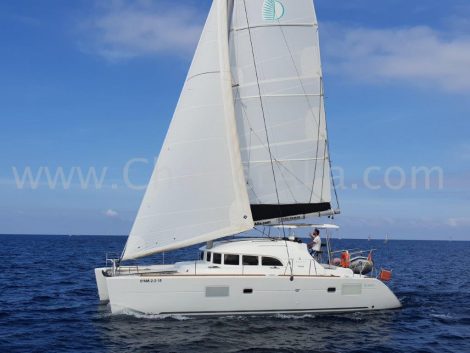 Catamaran en location a Ibiza Lagoon 380 nouveau de 2019 naviguant a la voile