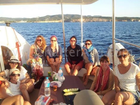 Clientes sur la terrasse arrière du catamaran Lagoon Ibiza Formentera