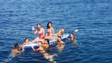 Groupe de fille sur une planche de stand up paddle a Cala Salada