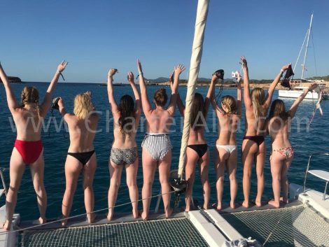 Seins nus durant un EVJF a Ibiza et Formentera en location de bateau