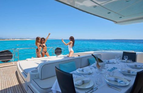 Spacieuse table a l ombre sur le yacht de location a Ibiza Mangusta 130