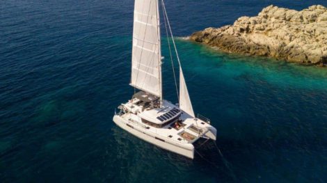 Le catamaran Lagoon 52 est lun des plus recents et des plus beaux bateaux en location a Ibiza et Formentera