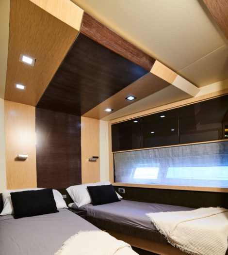 Cabine double spacieuse du yacht de luxe Baia Italia 70 à louer à Ibiza - copie
