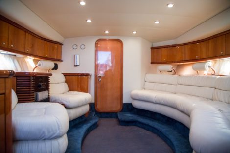 Grand salon intérieur avec canapés et moquette sur le yacht de luxe Sunseeker 48 à Ibiza et Formentera