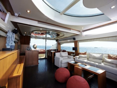 Salon intérieur du yacht à louer Sunseeker Predator 92 naviguant à pleine puissance en quittant le port d_Ibiza