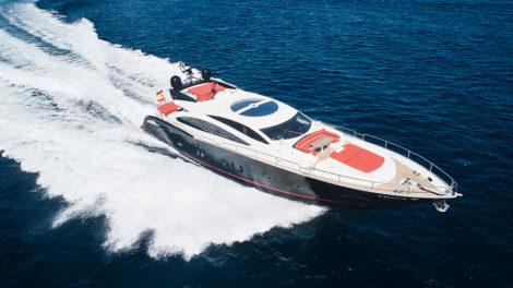 Vue aérienne du yacht de luxe Sunseeker Predator 92 naviguant sur les îles de Formentera et Es Palmador