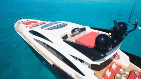 Vue des trois aires de repos du méga yacht Sunseeker Predator 92 ancré dans les eaux de Formentera
