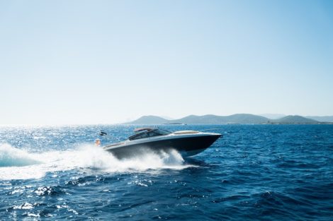 Yacht de luxe Baia One 44 à pleine vitesse à louer entre Ibiza et Formentera