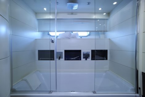 Salle de bain privée sur Maiora 99 Motor à louer à Ibiza