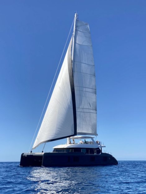 Vue laterale de impressionnant catamaran SunReef 70 naviguant dans les eaux de Formentera