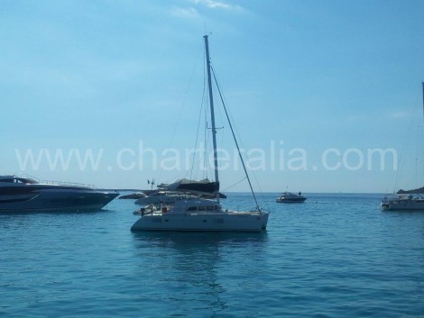 Catamarano a Illetes Formentera Tiburon
