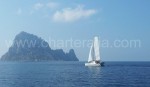 Catamarano navigando fra Es Vedra ed Ibiza