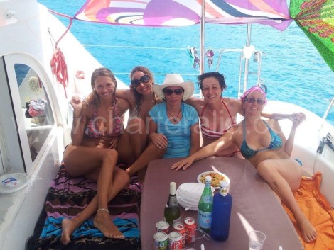 Festa flower power su barca Ibiza