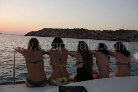 donne su barca a vela Ibiza