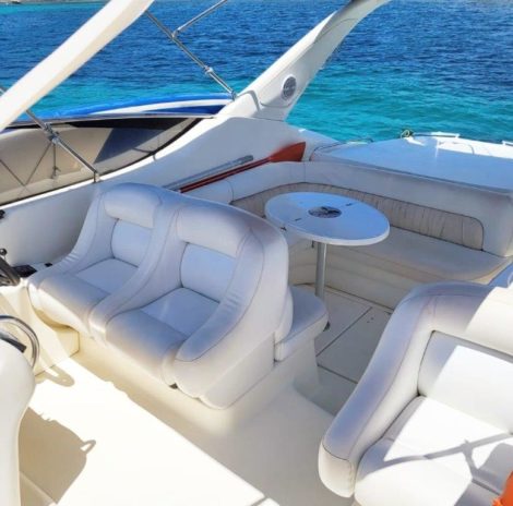 Comodi-posti-a-sedere-e-divano-esterno-Cranchi-39-Endurance-Yacht-rental-Ibiza