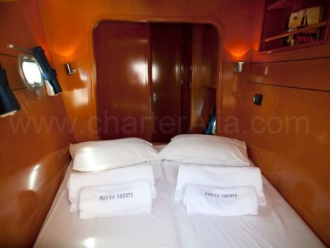 Cabina con letto matrimoniale a poppa della barca a vela Lagoon 470 in affitto a Ibiza e Formentera