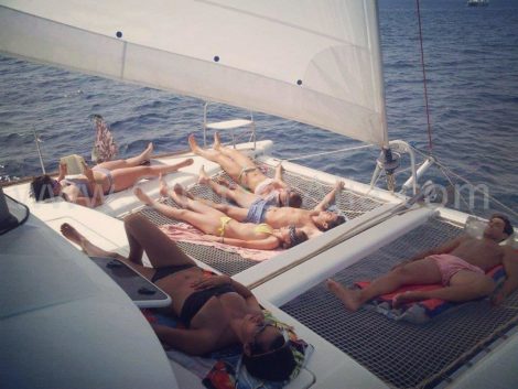 Clienti che si trovano sulla rete di un catamarano charter in Ibiza Lagoon 380 2018