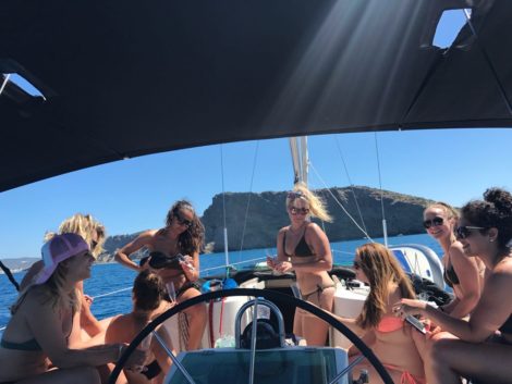 Gruppo di ragazze in bikini sulla barca a vela in affitto a Ibiaza