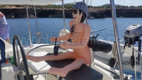 Noleggio barca con patrono a Ibiza per lescursione delle migliori spiagge di Ibiza