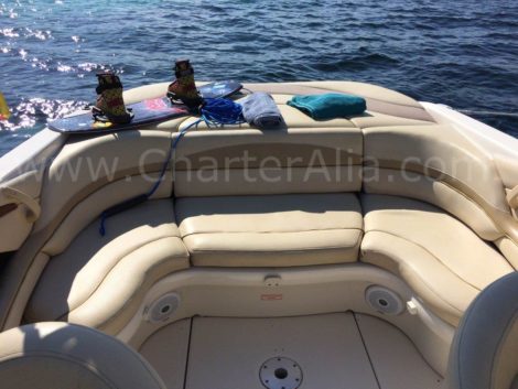 Sedili a poppa nella barca veloce Sea Ray 230 a noleggio a Ibiza