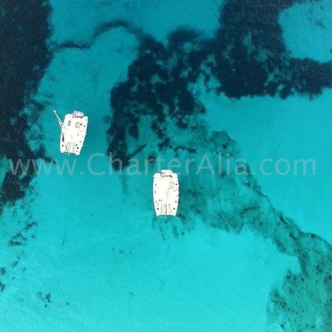 Veduta aerea di due catamarani a noleggio Lagoon a Cala Conta