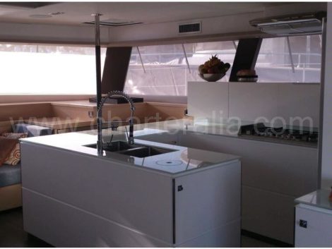 Vista della cucina dalla terrazza posteriore del catamarano Fountaine Pajot 67