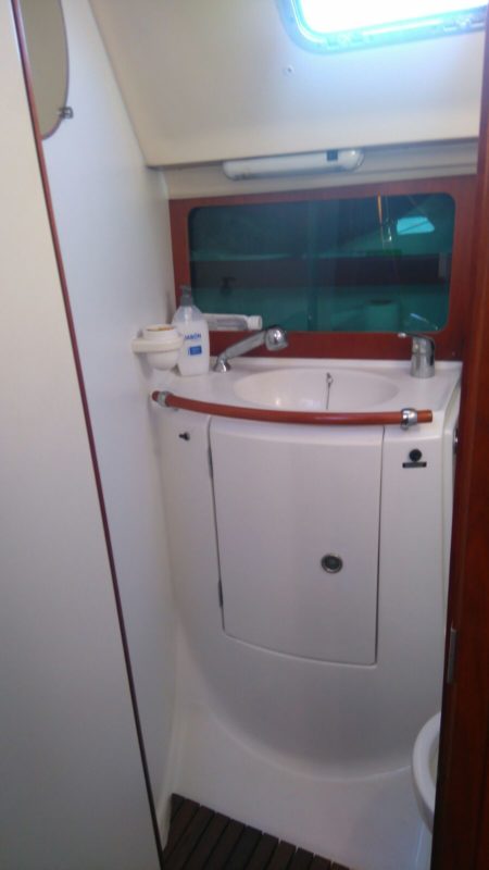 WC con doccia del noleggio di barche a vela a Ibiza Beneteau Oceanis 383