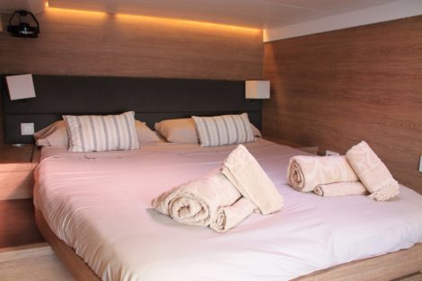 Cabina armatoriale con lenzuola e asciugamani di cortesia nel lussuoso catamarano Lagoon 620 in affitto a Ibiza e Formentera