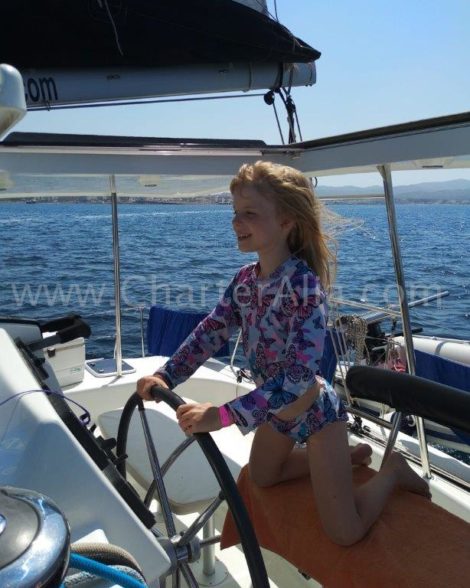 Il catamarano 2019 Lagoon 380 e cosi facile e sicuro da navigare che anche un bambino puo farlo. E il tipo ideale di barca da affittare in famiglia