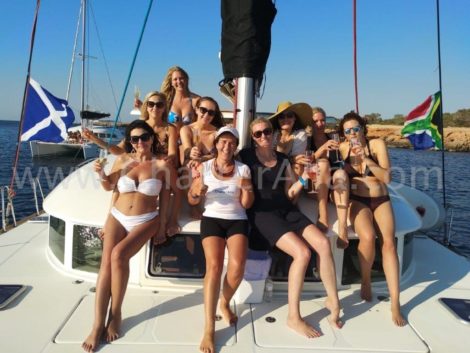 Il catamarano 2019 Lagoon 380 e lideale per gite di un giorno con amici e anche catamarani a Ibiza per i fine settimana e le settimane intere
