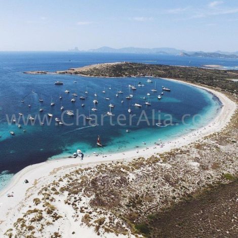 La baia meridionale di Espalmador piena di barche charter a Formentera