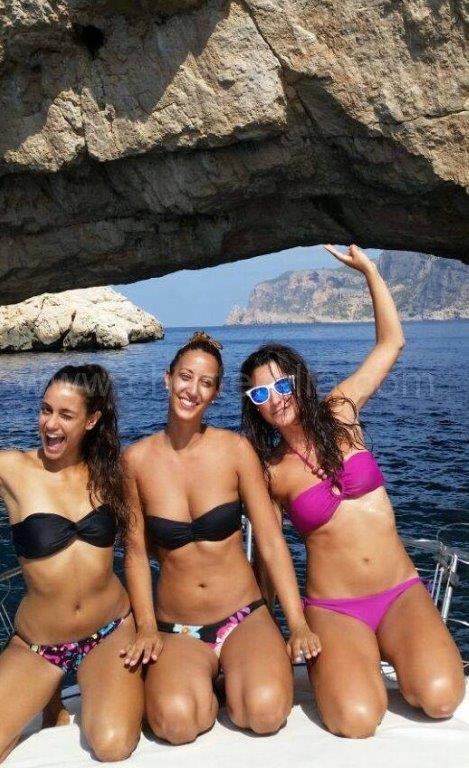 Ragazze in bikini a bordo della barca veloce a ses Margarides