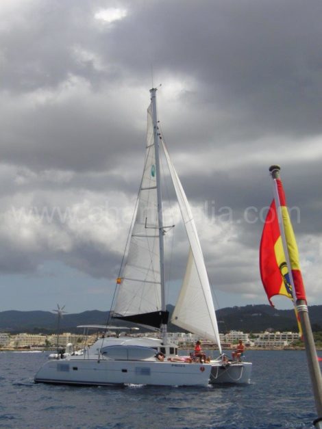 catamarano lagoon 380 a vela con fiocco