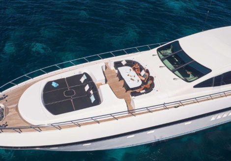 Ponte anteriore del Mangusta 130 super lussuoso noleggio yacht a Ibiza