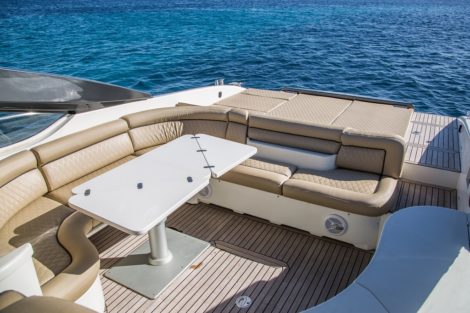 Zona pranzo esterna di poppa su Alfamarine 60 charter yacht Ibiza