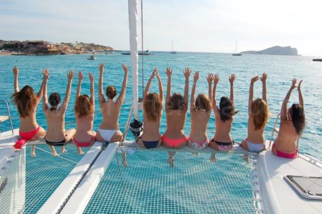 In questa immagine puoi vedere i quasi 9 metri di larghezza del catamarano Lagoon 400 che offriamo in affitto a Ibiza e Formentera