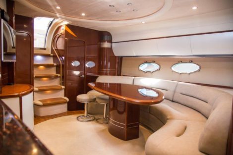 Soggiorno confortevole noleggio yacht ibiza Princess V58