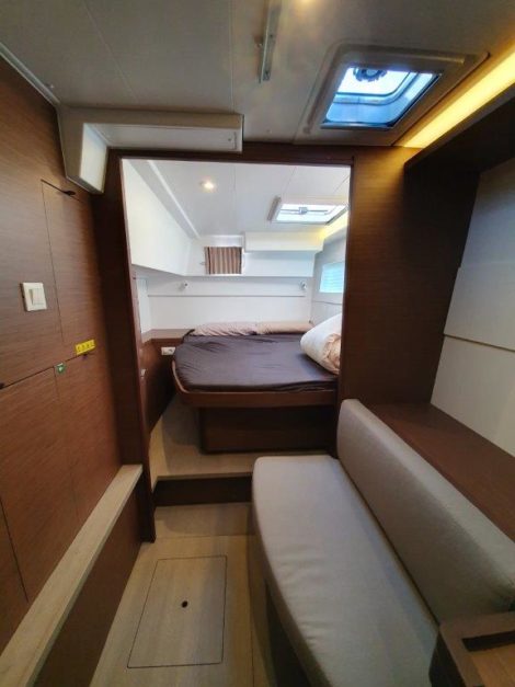 Cabina VIP Lagoon 40 CharterAlia con divano
