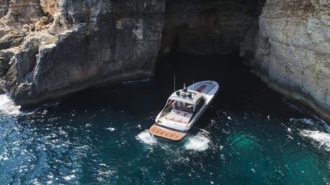 Baia Azzurra yacht in una cala di Ibiza