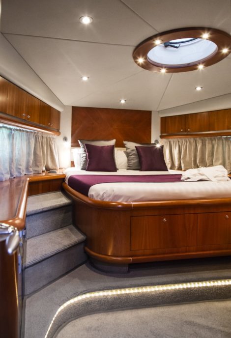 Cabina matrimoniale con oblò luminoso yacht di lusso in affitto ad Ibiza