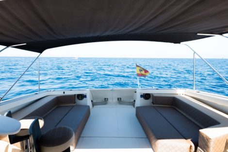 Enormi divani zona esterna con tettuccio para sole barche a motore noleggiabile Ibiza e Formentera