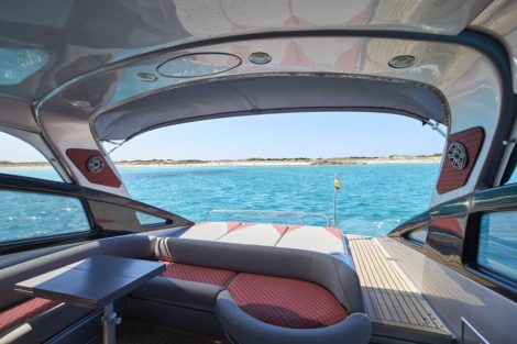 Imponenti divani sulla barca a motore in affitto ad Ibiza e Formentera Baia Azzurra 63