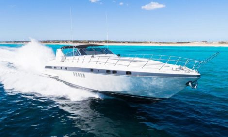 Navigazione dello yacht Mangusta 80 in affitto tra Ibiza e Formentera