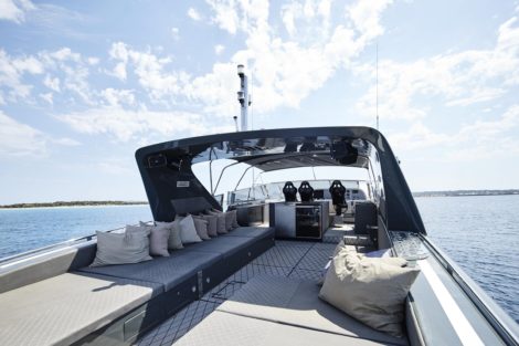 Parte posteriore con pista da ballo e divani Mangusta 80 yacht in affitto ad Ibiza e Formentera