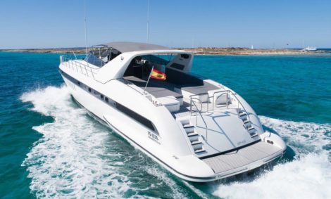 Poppa con piattaforma e scala sulla barca a motore Mangusta 80 in affitto ad Ibiza e Formentera