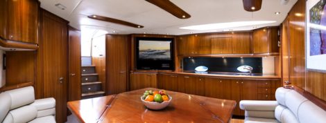Salotto interno in legno con divano yacht di lusso in affitto ad Ibiza e Formentera