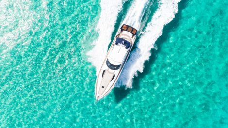 Vista aerea dello yacht a noleggio ad Ibiza e Formentera nelle acque trasparenti delle Isole Baleari
