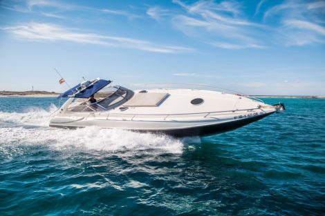 Vista mozzafiato barca a motore Sunseeker 48 in navigazione veloce affitto yacht di lusso ad Ibiza e Formentera