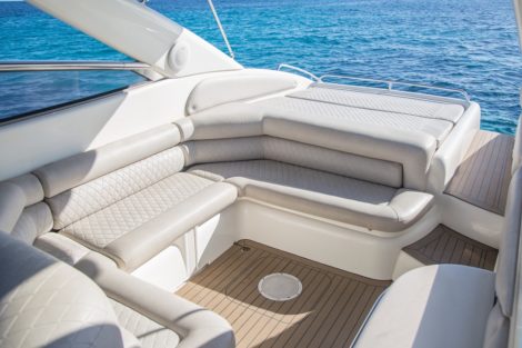 Zona chill out poppa con comodi divani e materassi barca a motore a noleggio Ibiza e Formentera
