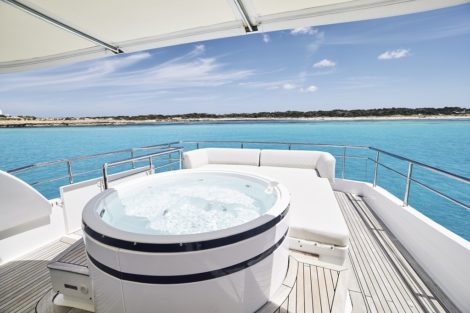 Yacht in affitto a Ibiza e Formentera con vasca idromassaggio Maiora 99